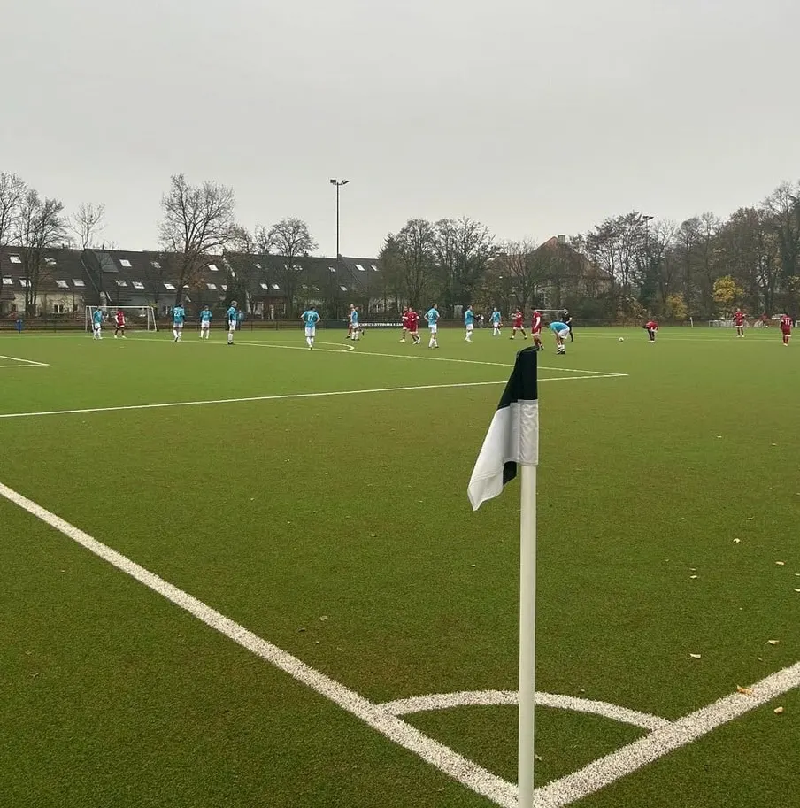 Spiel auf dem Platz An der Rather Burg, Eckfahne im Vordergrund