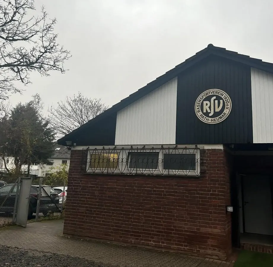 Vereinsheim des RSV Rath-Heumar mit dem Vereinswappen am Giebel