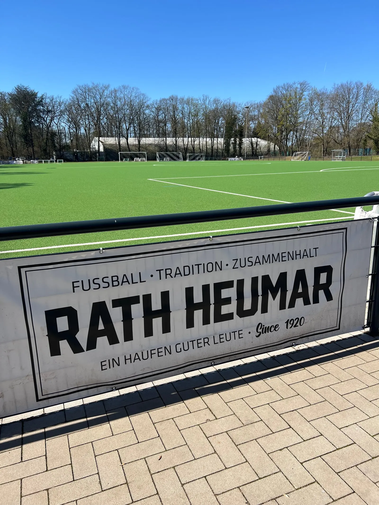Bandenbanner „Rath Heumar – ein Haufen guter Leute“ am Kunstrasenplatz