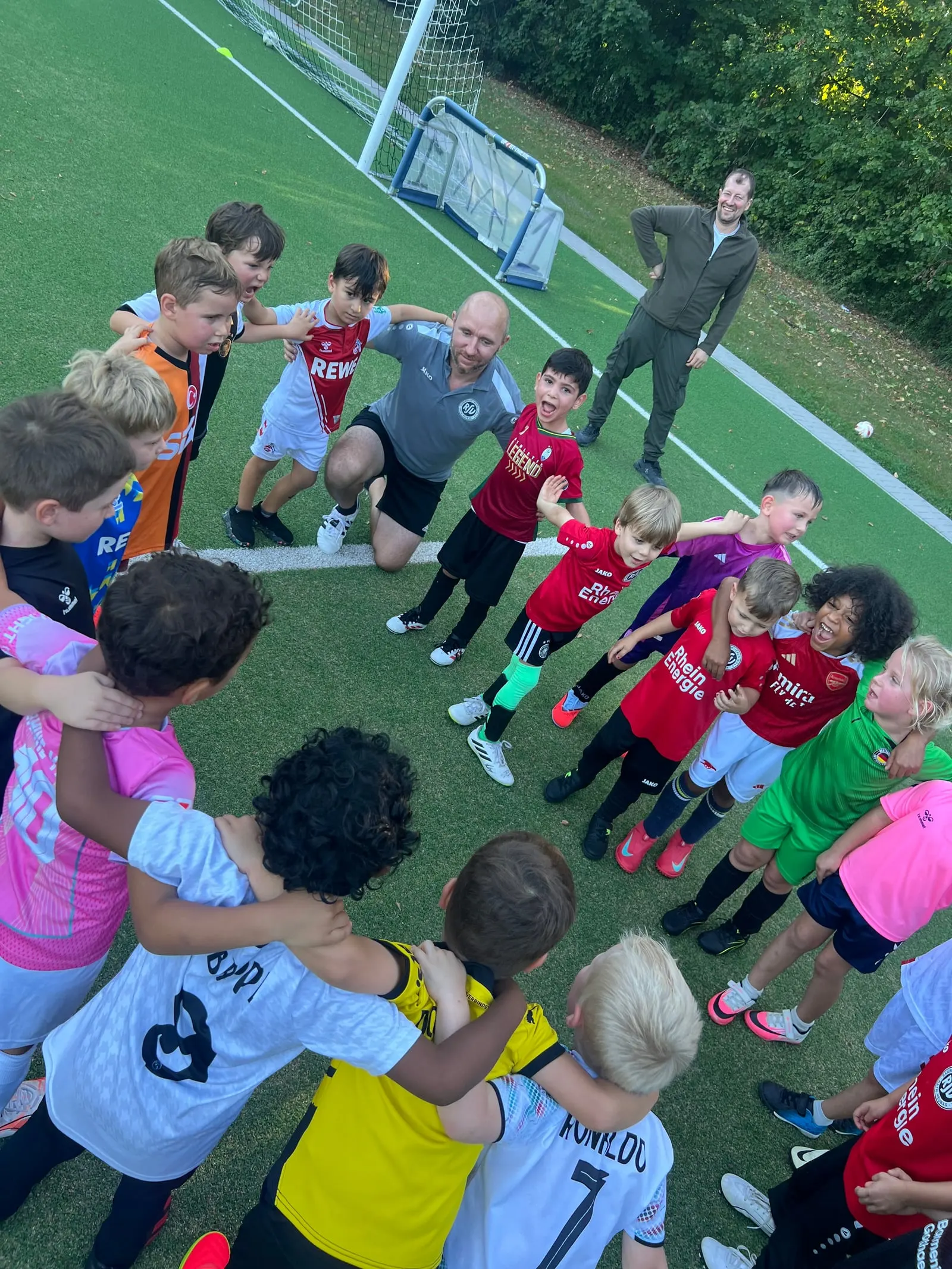 Jubelnde Bambini mit ihren Trainern nach dem Training